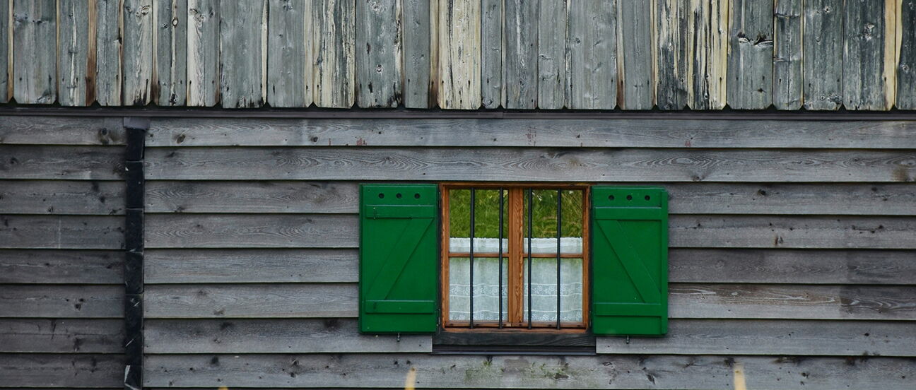 Haus aus Holz mit Fenstern
