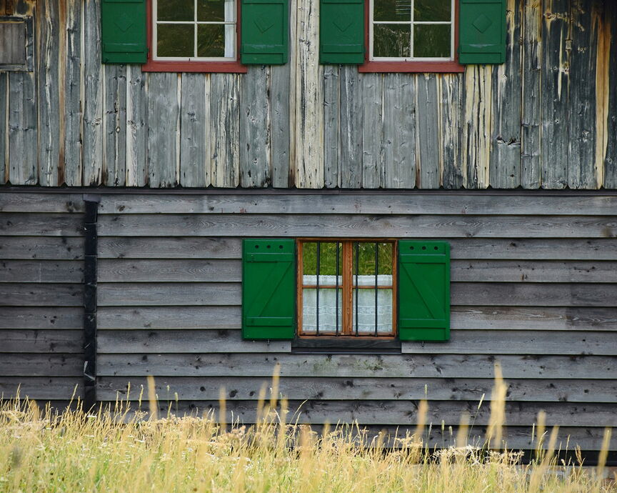 Haus aus Holz mit Fenstern
