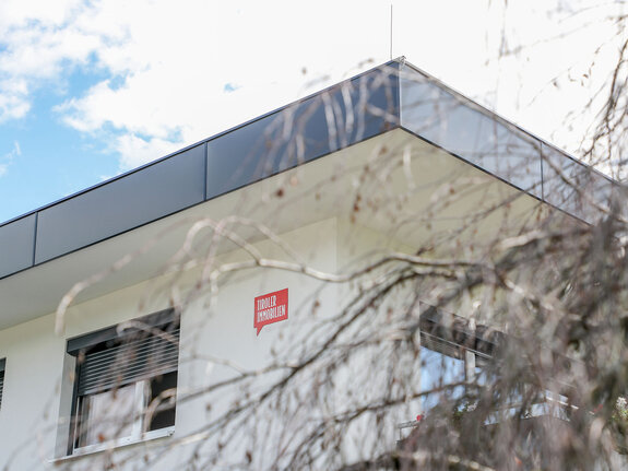 Tiroler Immobilien Schild auf Gebäude | © Roland Defrancesco Tiroler Immobilien Schild auf Gebäude | © Roland Defrancesco