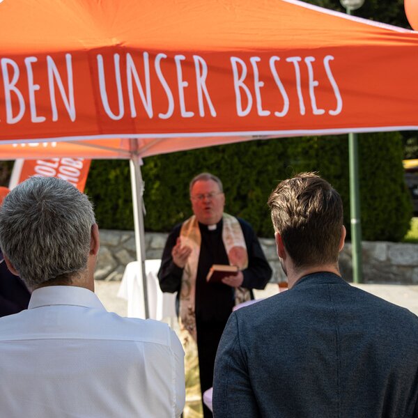 Wohnungsübergabe Uderns – Pfarrerweihe | © Tiroler Immobilien