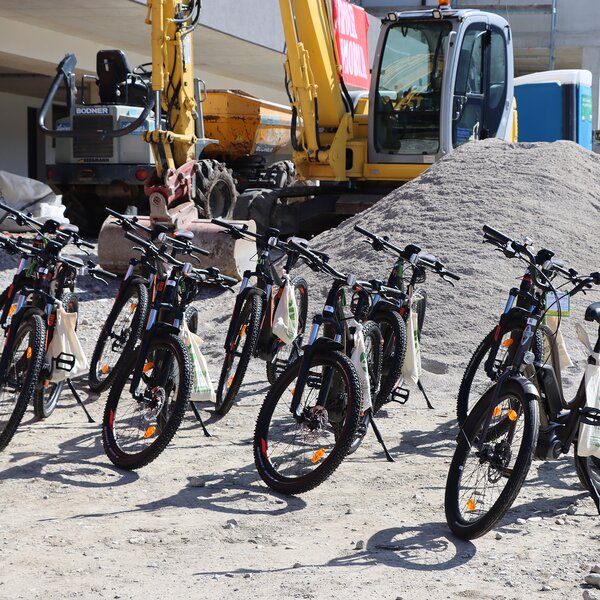 E-Bike Übergabe in Brandenberg – Kapfinger Wald | © Tiroler Immobilien