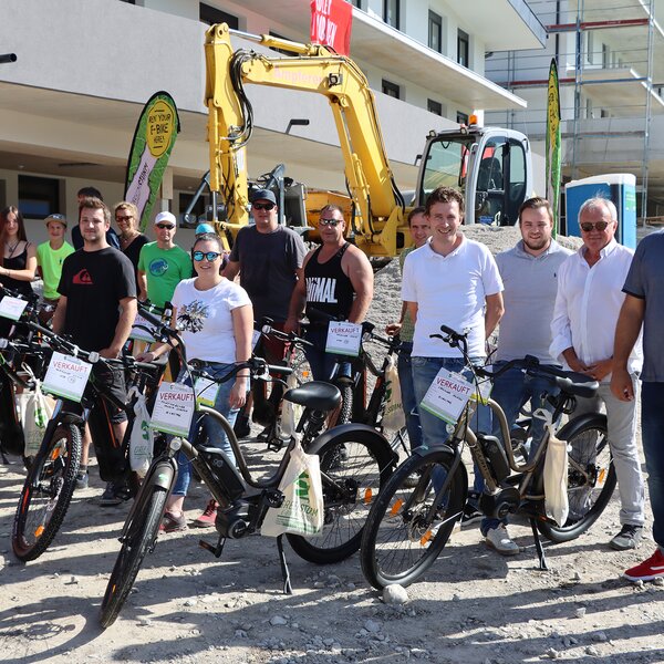 E-Bike Übergabe in Brandenberg – Kapfinger Wald | © Tiroler Immobilien