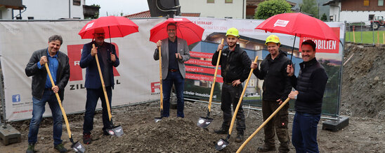 Gruppenfoto Spatenstich Uderns bei Regenwetter | © Tiroler Immobilien Gruppenfoto Spatenstich Uderns bei Regenwetter | © Tiroler Immobilien
